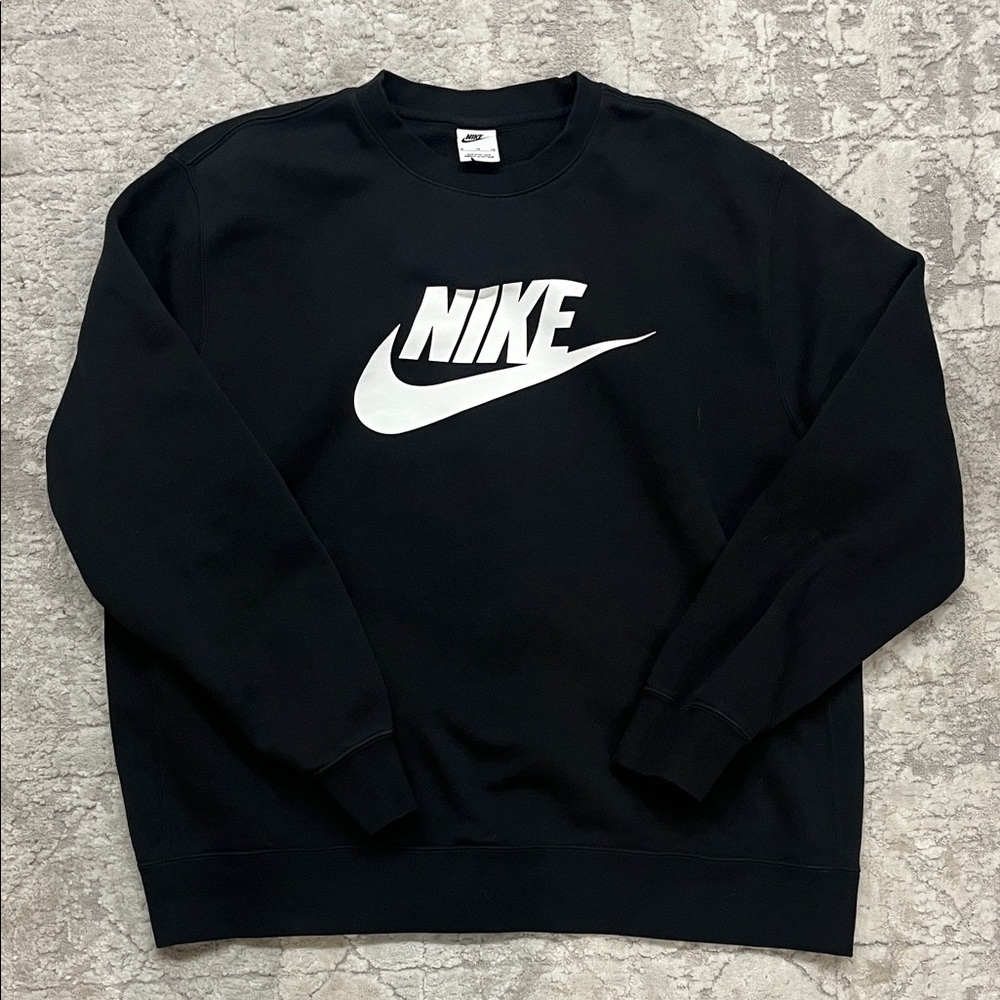 Women’s nike Black and White Crewneck Sweathsirt new without tags.